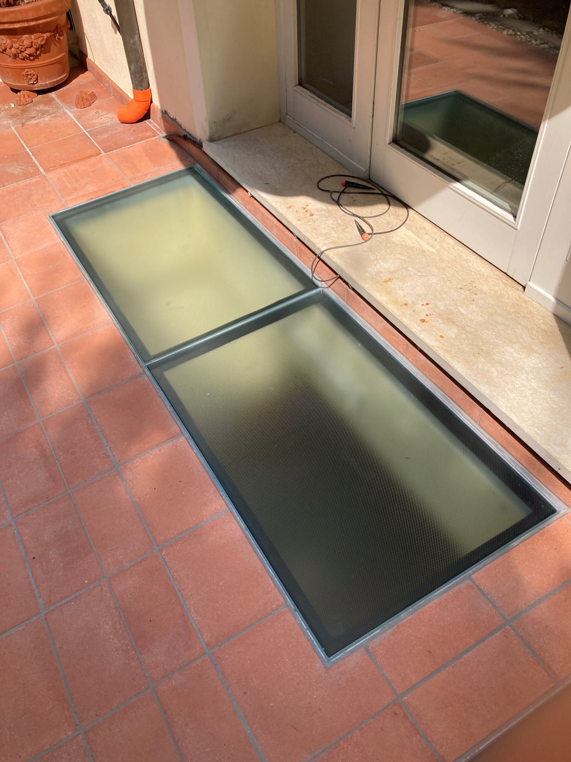 Pavimentazione di vetro per esterno su condominio a Treviso