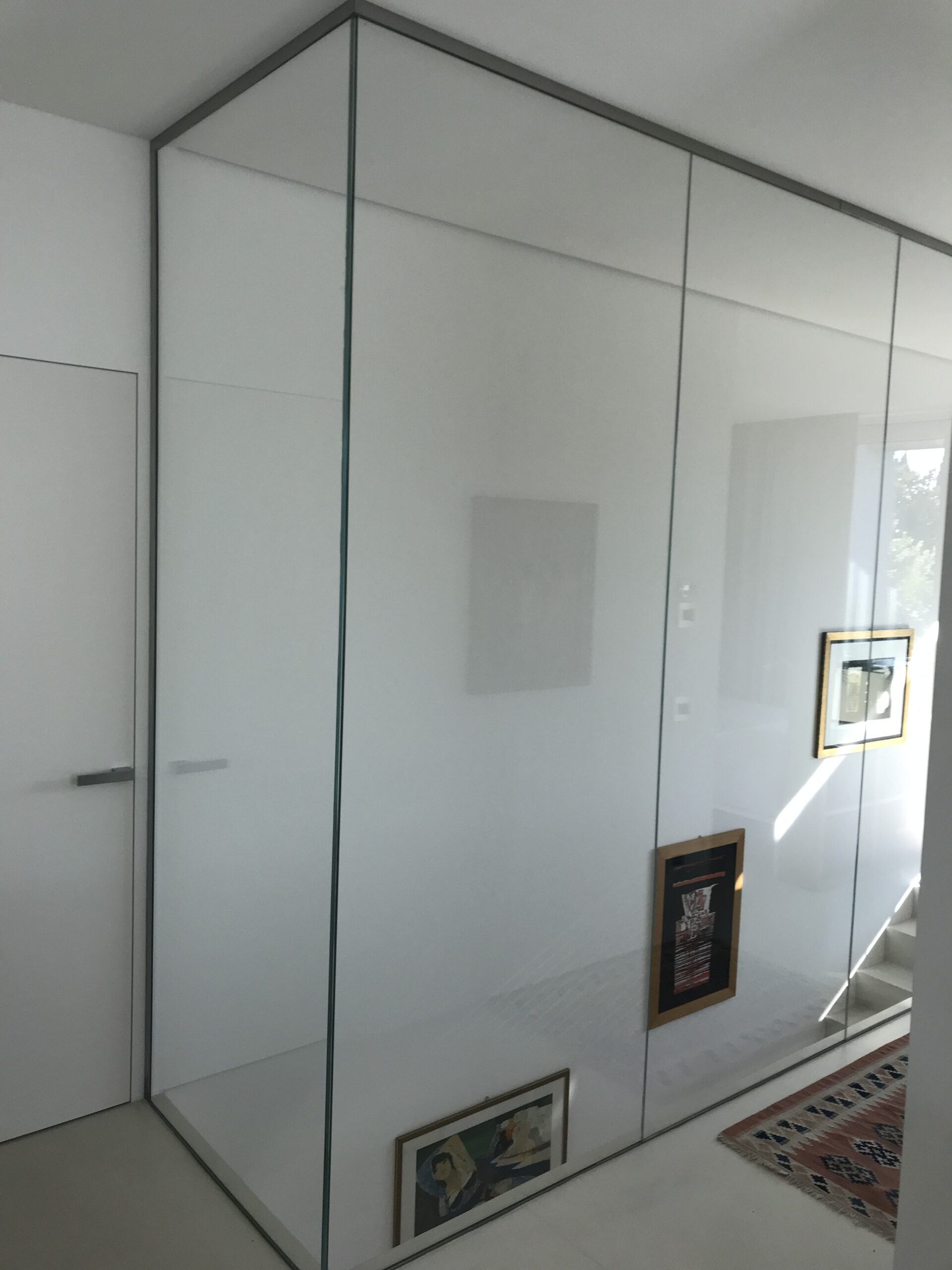 Parapetto in vetro trasparente per chiusura scala moderna a Treviso.