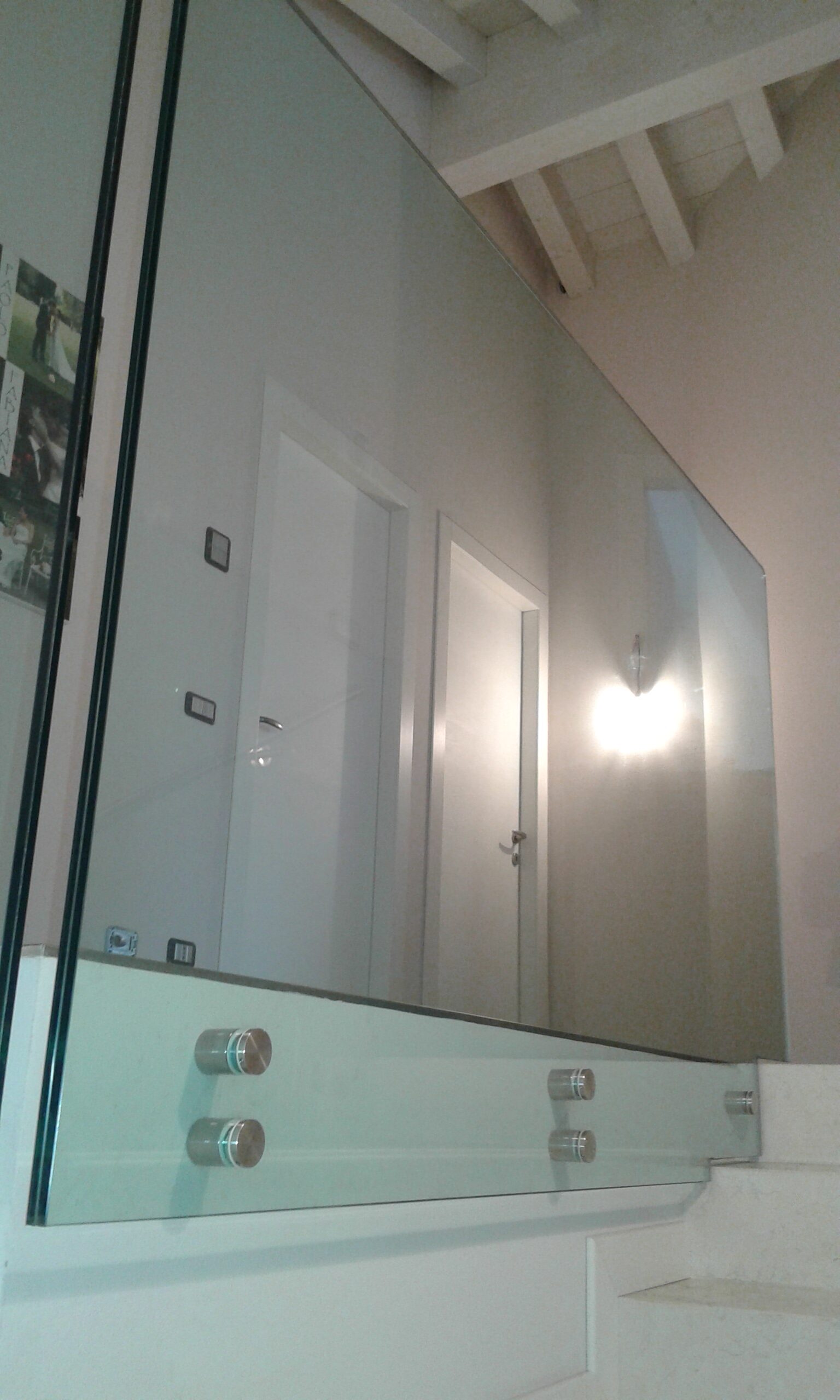 Parapetto in vetro trasparente per una scala moderna a Treviso.