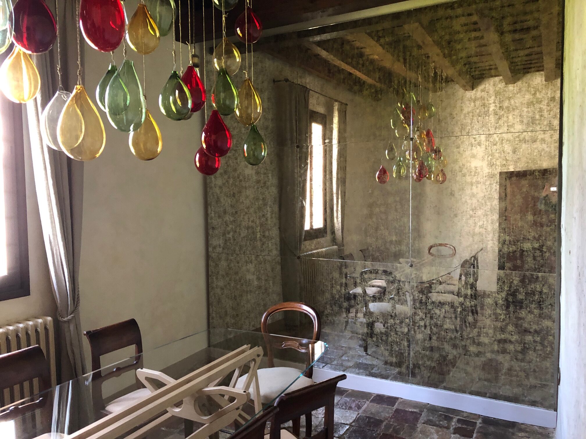 Specchio anticato a parete, crea un'atmosfera vintage e romantica su villa Veneta