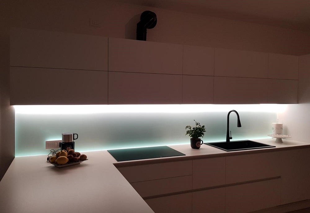 Schienale cucina in vetro temperato per un look minimalista e moderno