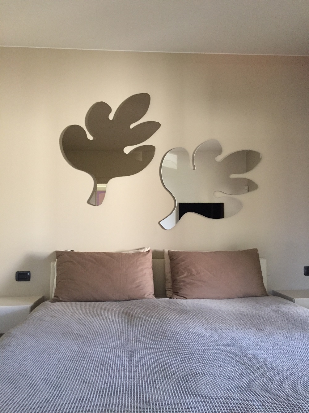 Specchi forma personalizzata su camera da letto
