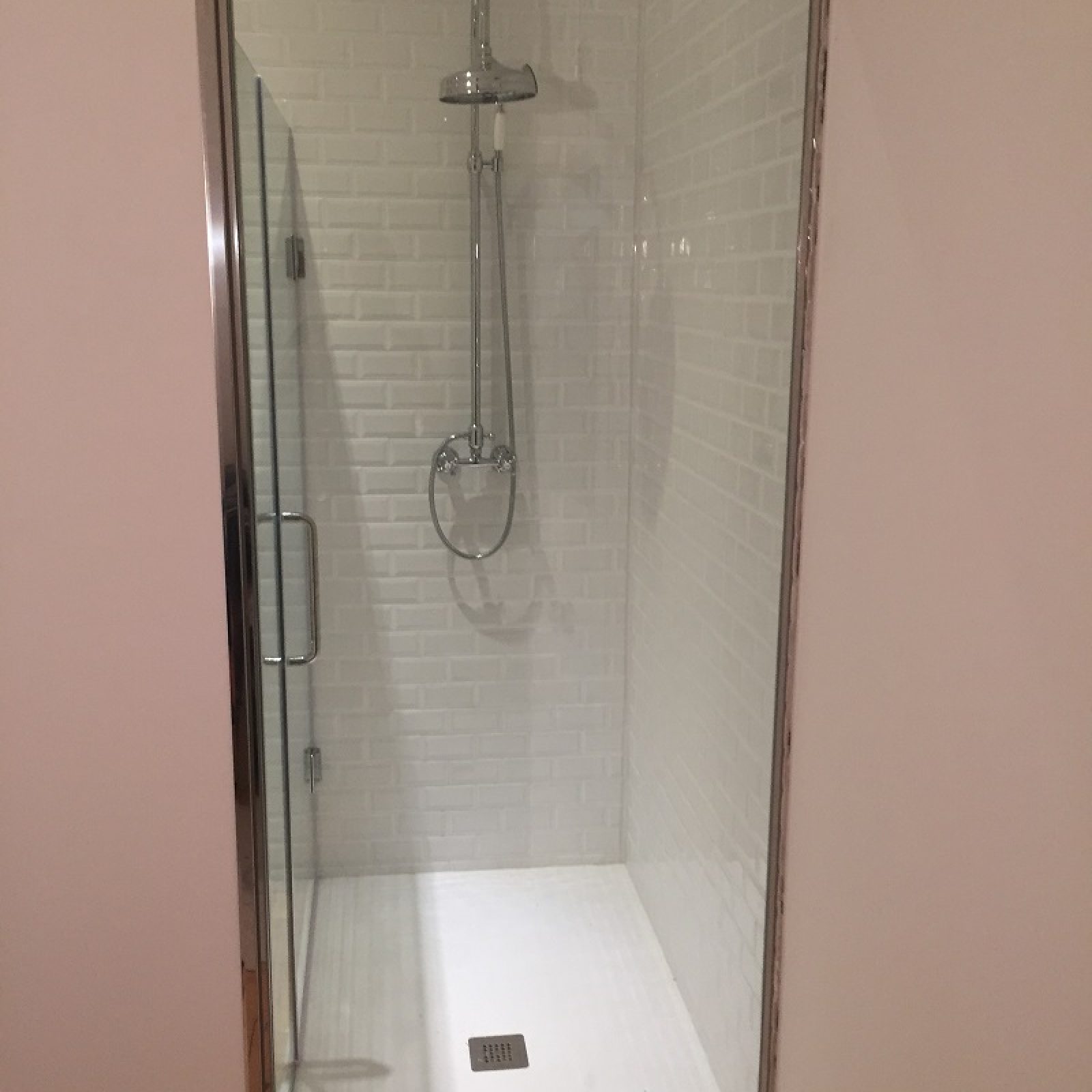 Box doccia moderno in vetro trasparente, installato in un bagno a Treviso.