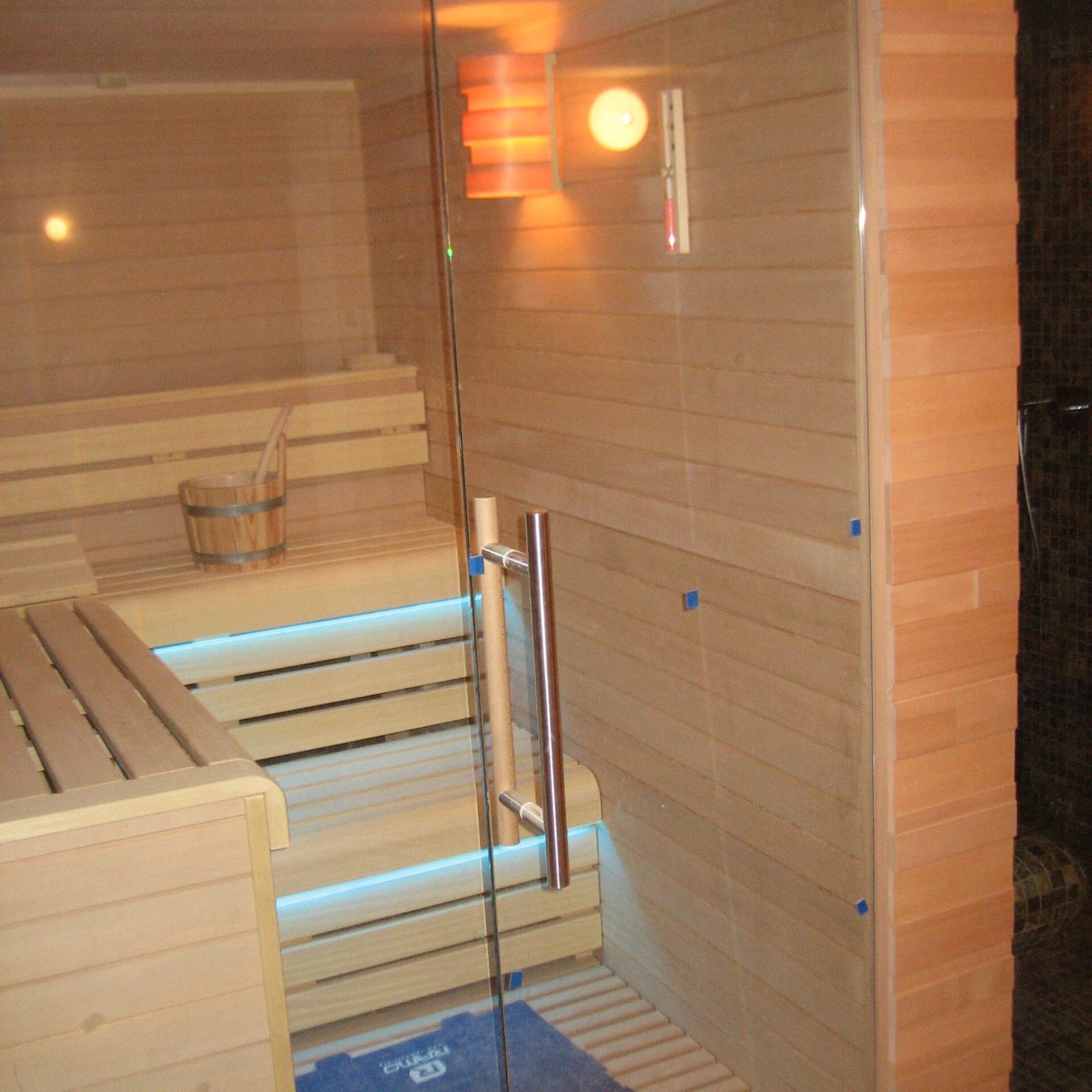 Porta in vetro per sauna dentro un appartamento a Treviso