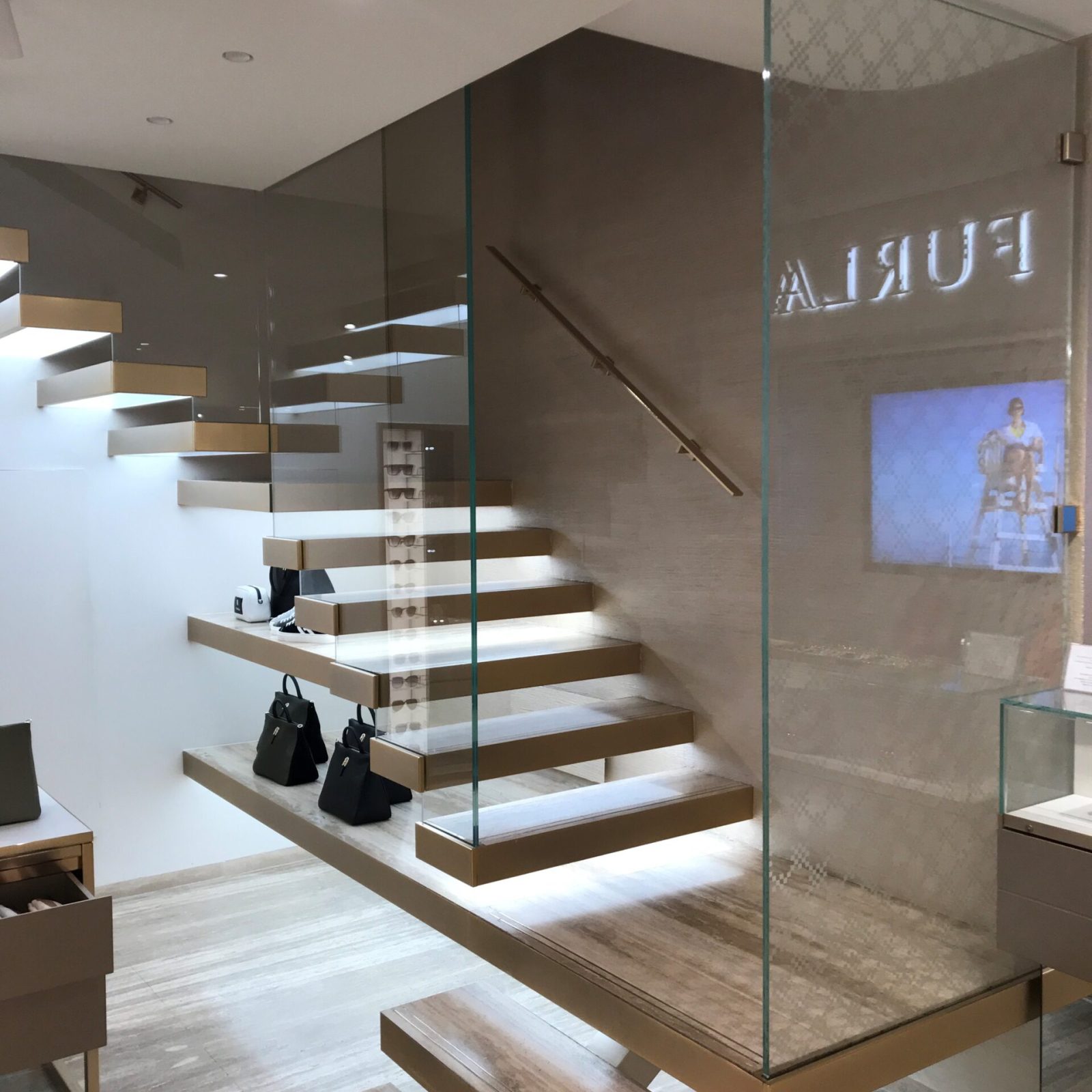 Creazione Parapetto scala in vetro personalizzato a Treviso