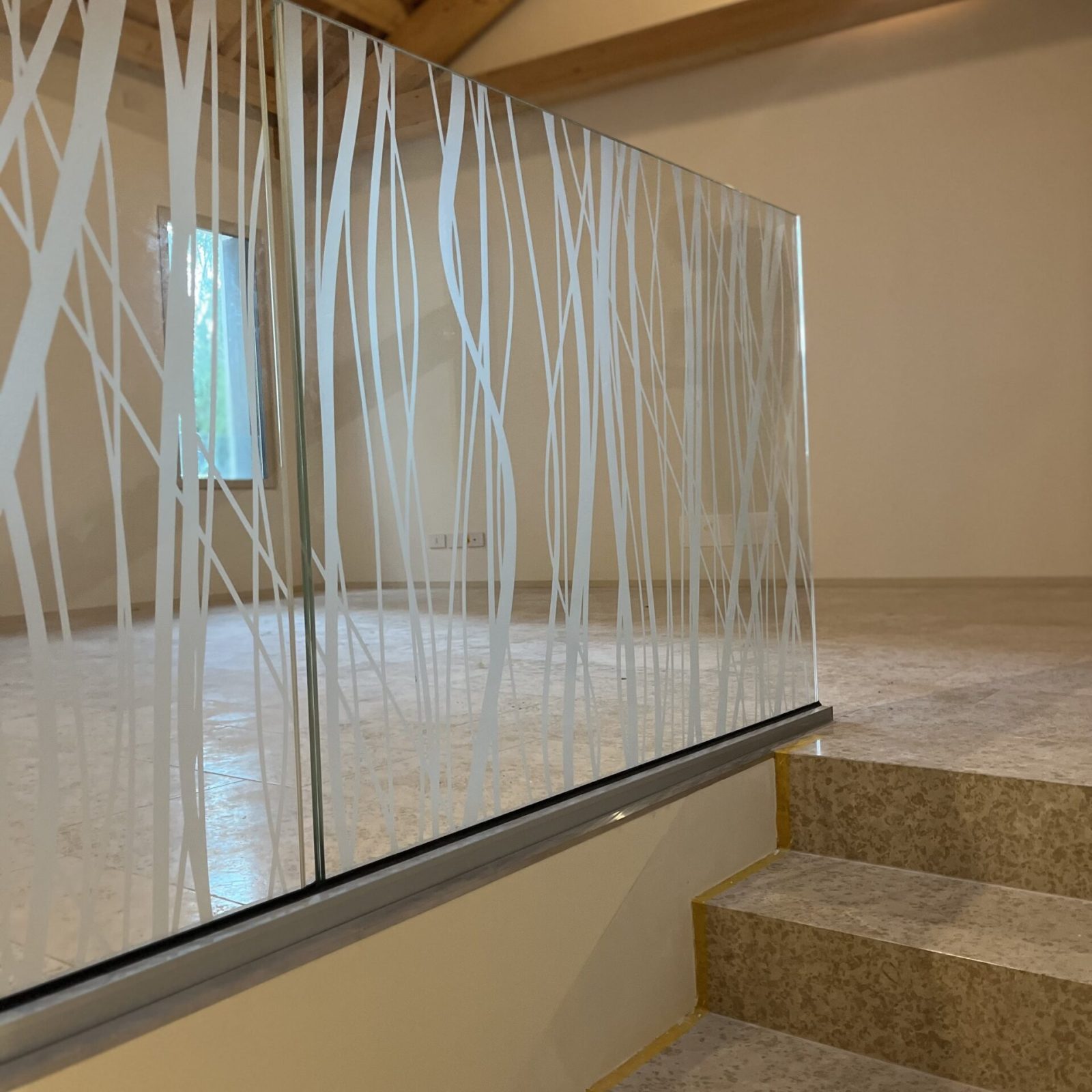 Parapetto in vetro decorato su abitazione a Treviso
