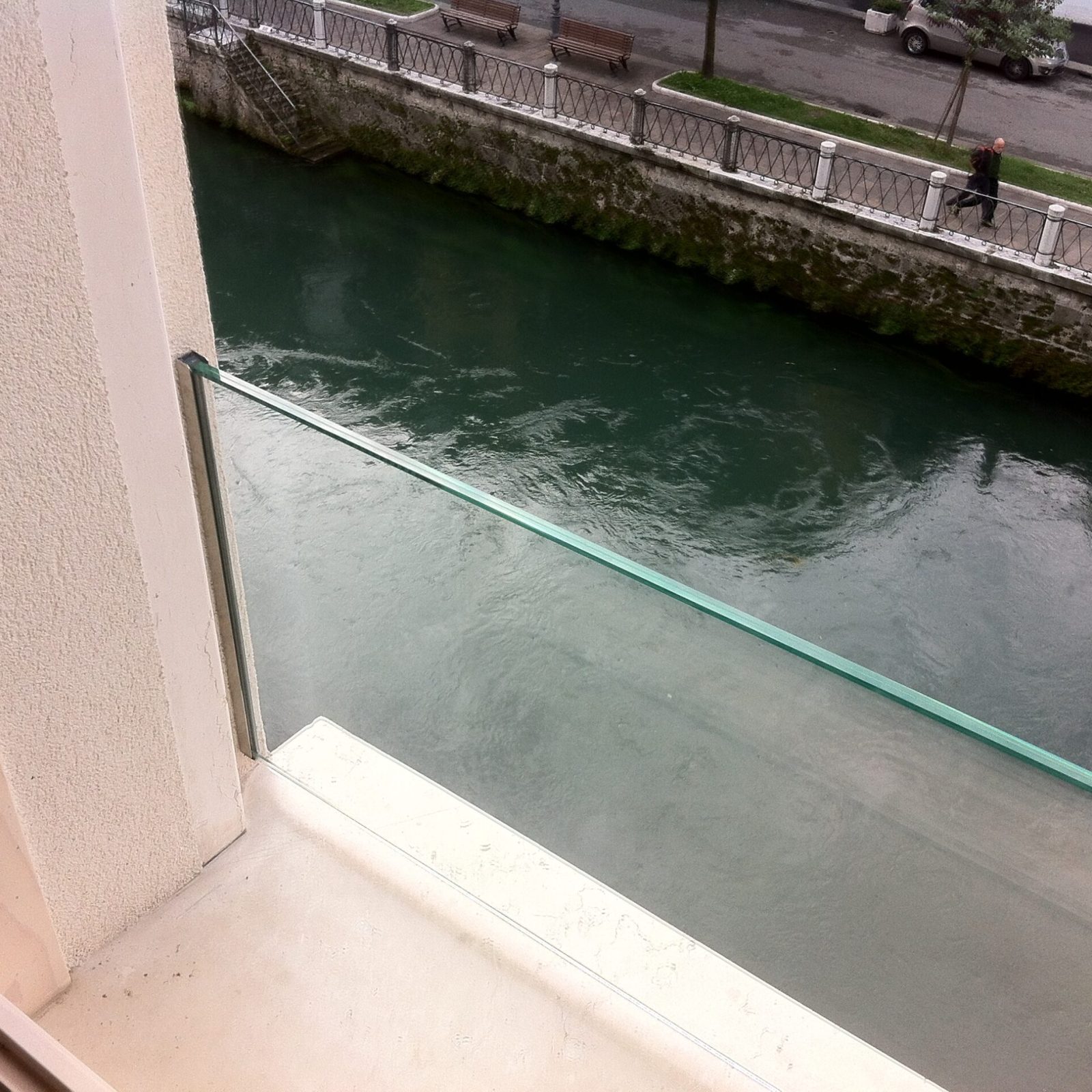 Parapetto in vetro per finestra, con vista sul paesaggio trevigiano.