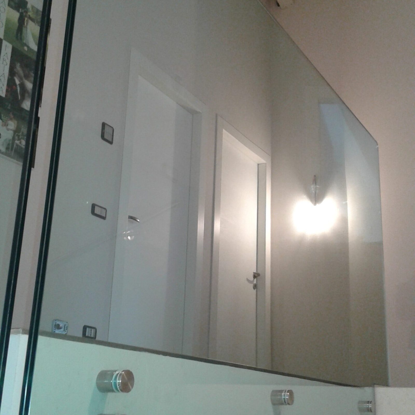Parapetto in vetro trasparente per una scala moderna a Treviso.
