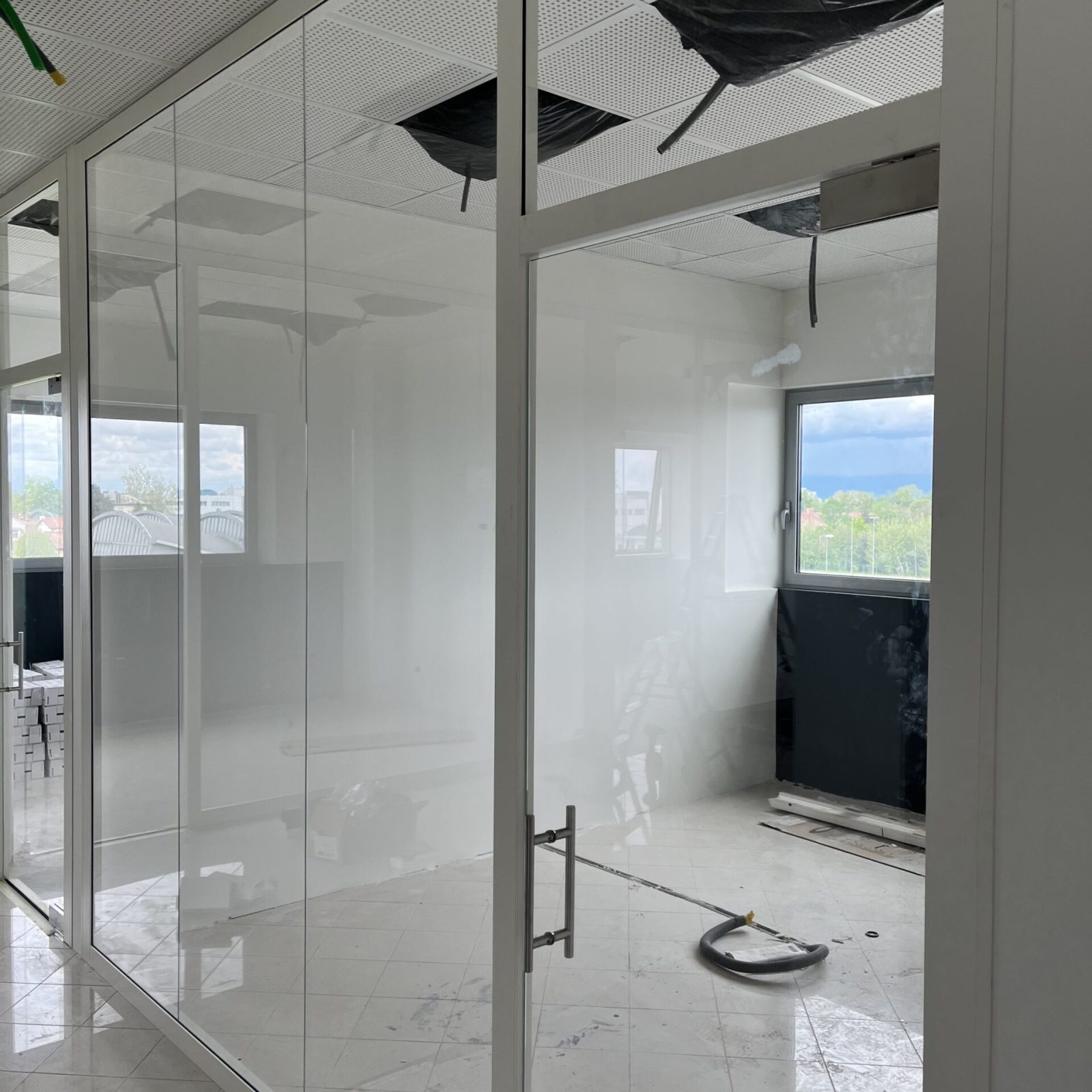 Parete divisoria in vetro per ufficio in costruzione