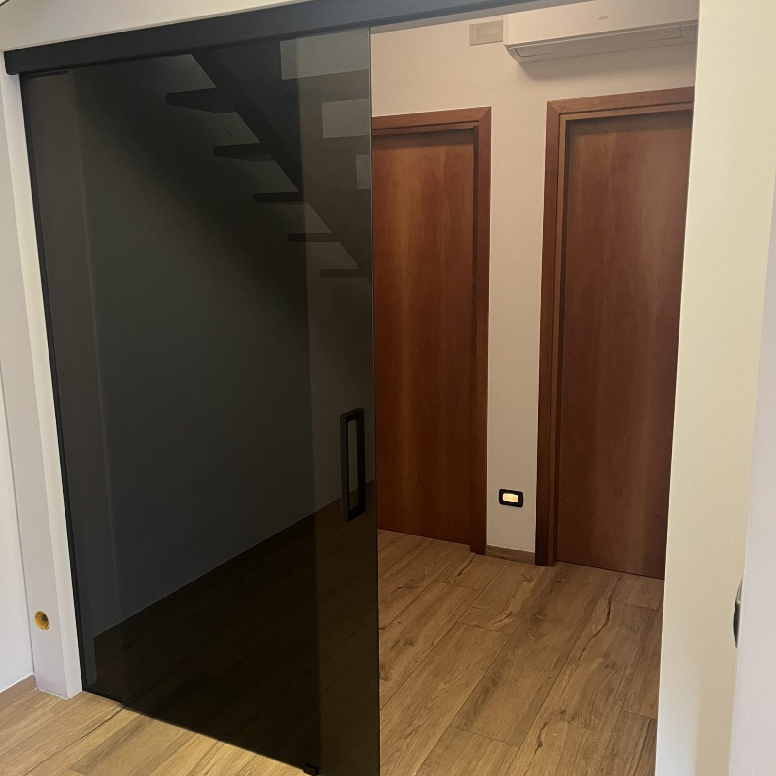 Parete divisoria in vetro nero oscurante a Treviso