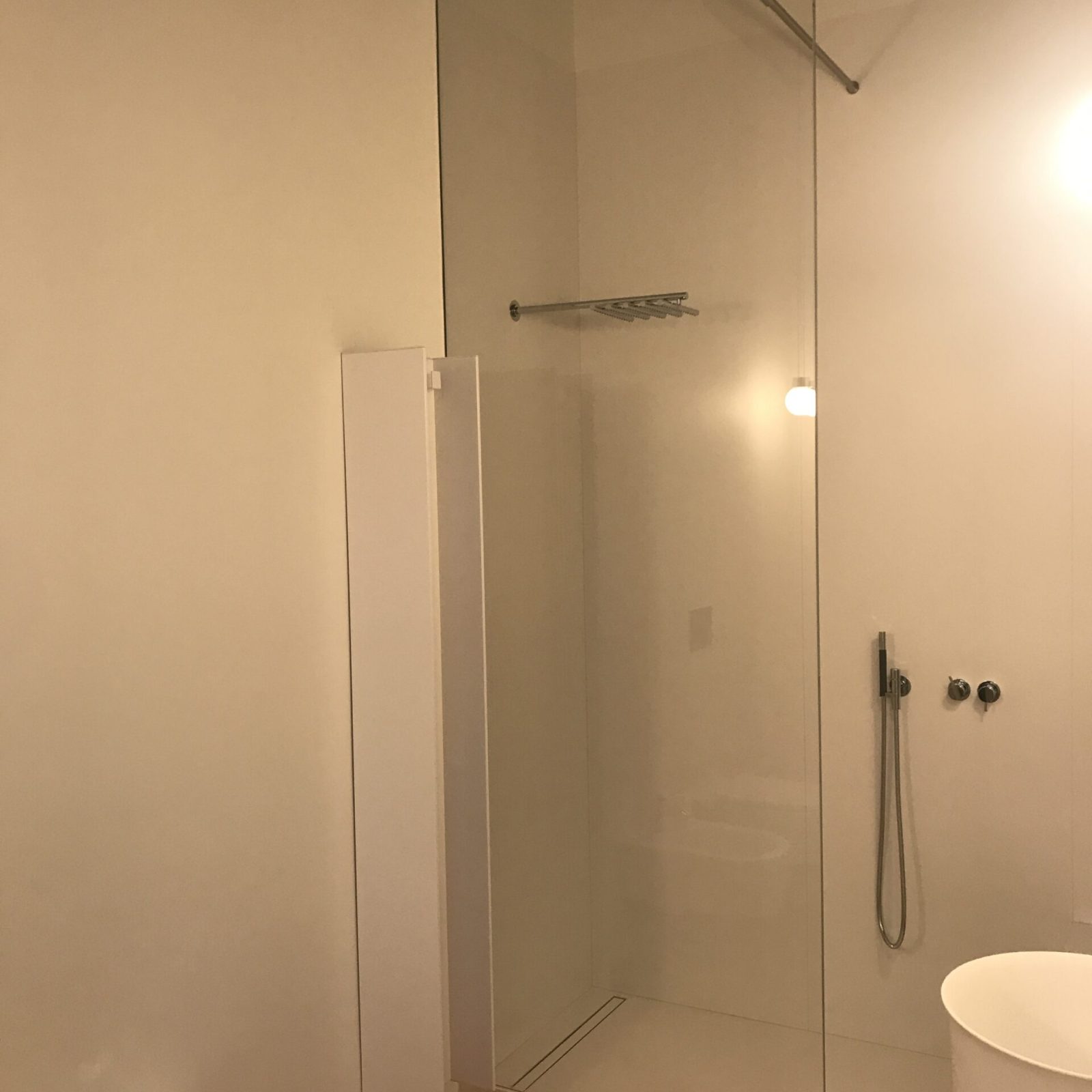 Box doccia con vetro temperato, resistente e sicuro, in una casa veneta.