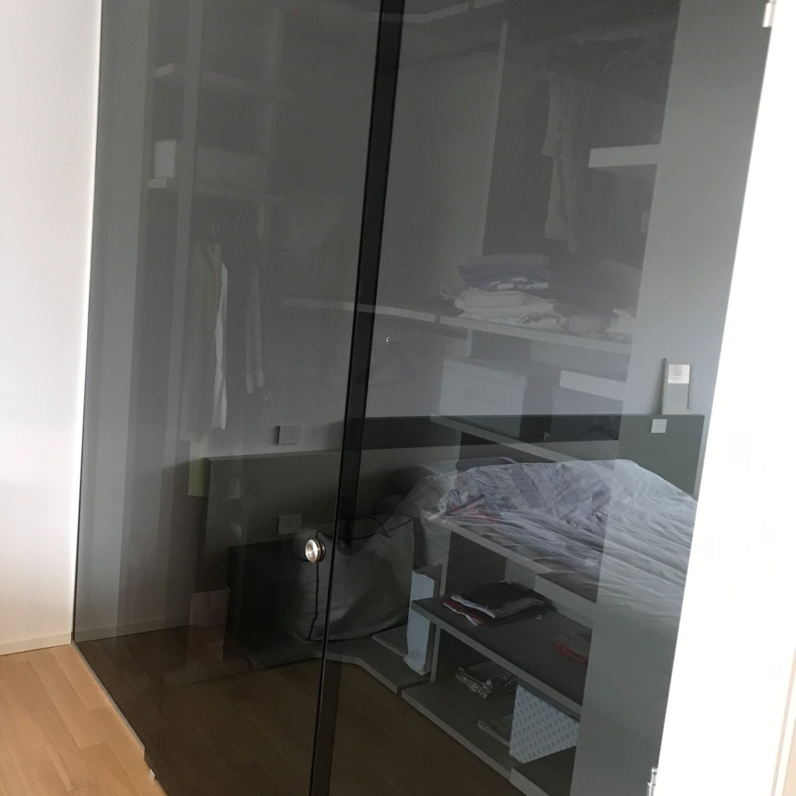 PARETE SCORREVOLE A CHIUSURA CABINA ARMADIO CON VETRO GRIGIO TEMPERATO