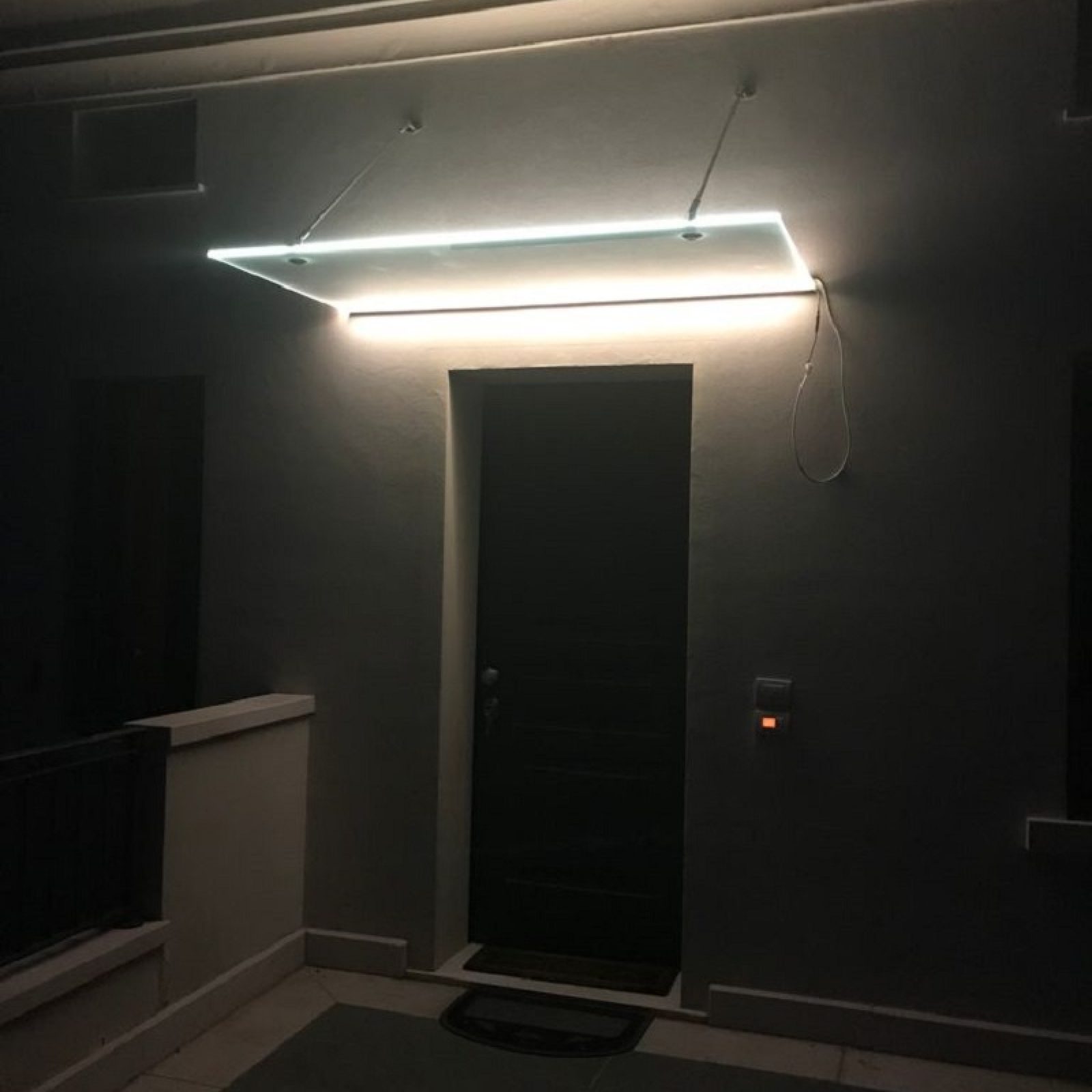 Pensilina in vetro con illuminazione LED integrata, eleganza funzionale, a Treviso.