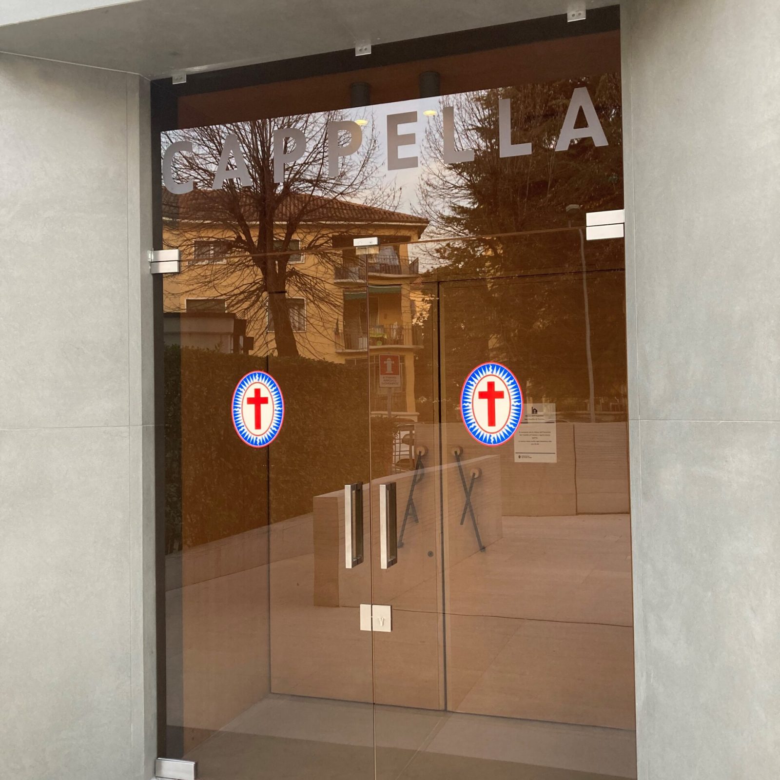 Porta in vetro della Chiesa dell'ospedale di San Camillo