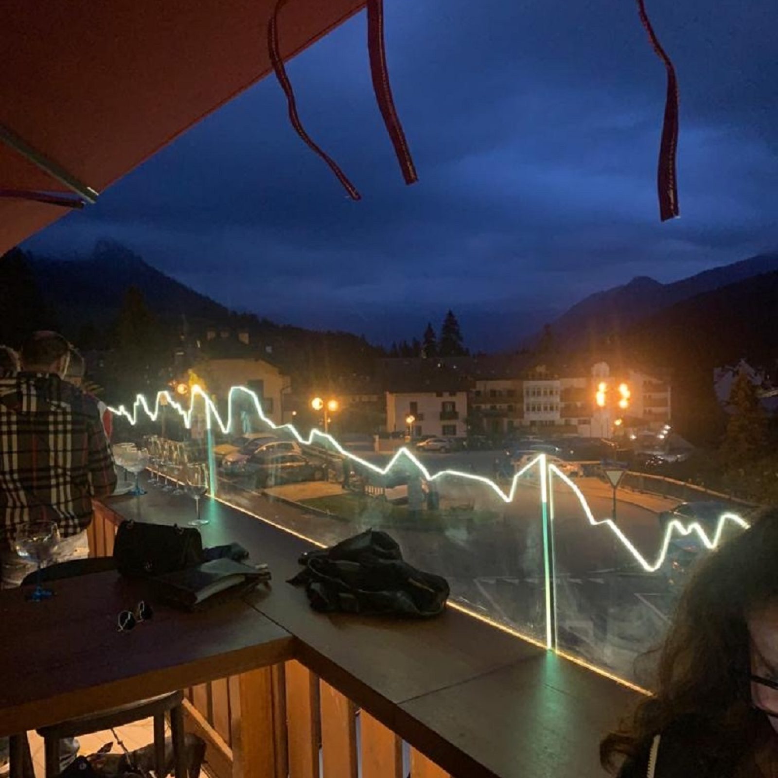 Parapetto su terrazza bar con taglio personalizzato e originale a Belluno