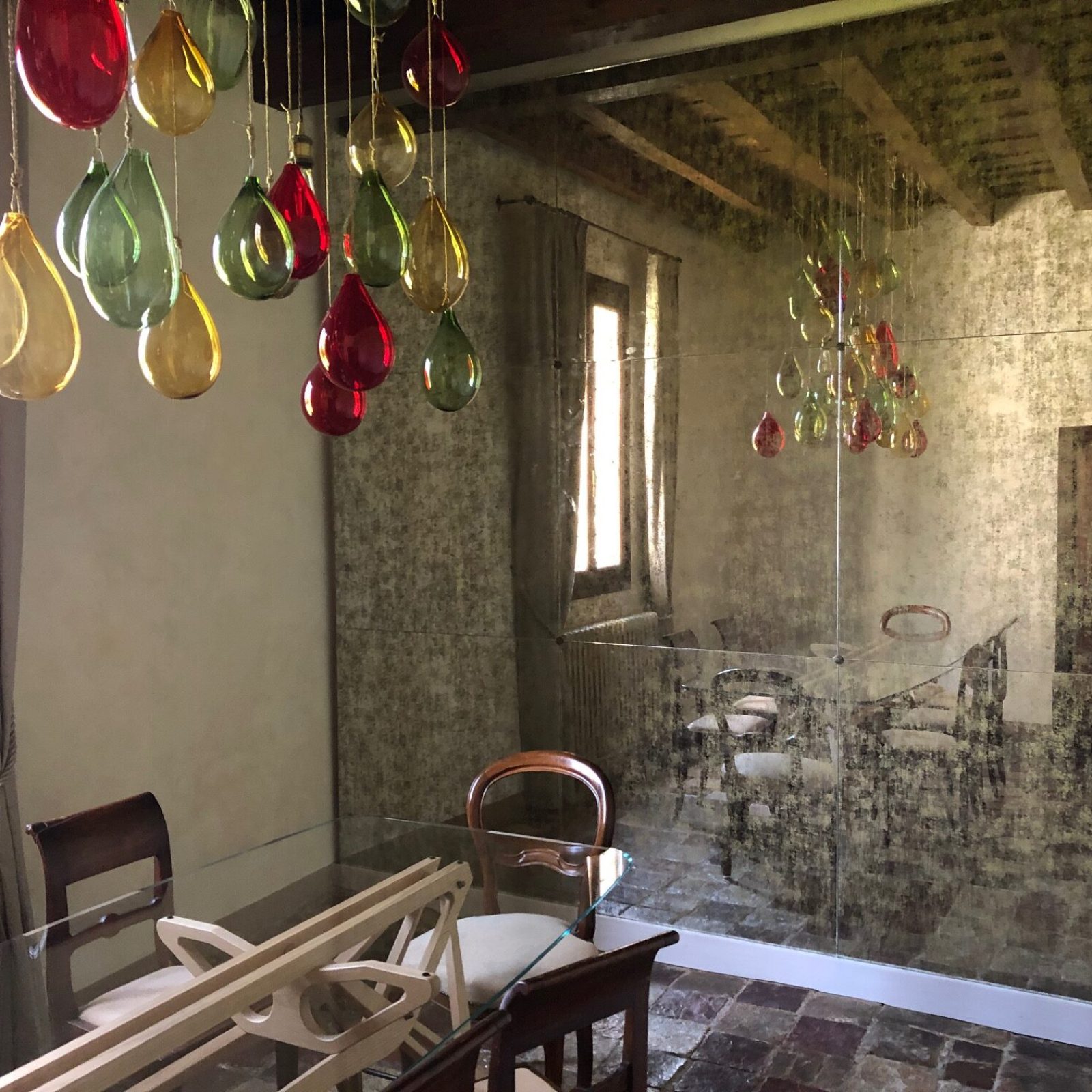 Specchio anticato a parete, crea un'atmosfera vintage e romantica su villa Veneta