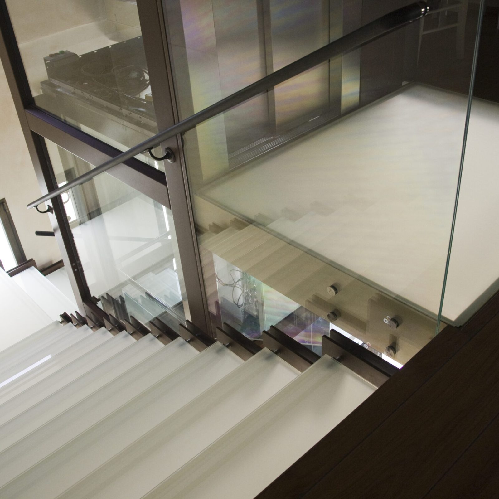 Scala contemporanea con parapetto in vetro, vista interna, in un palazzo storico del Veneto.