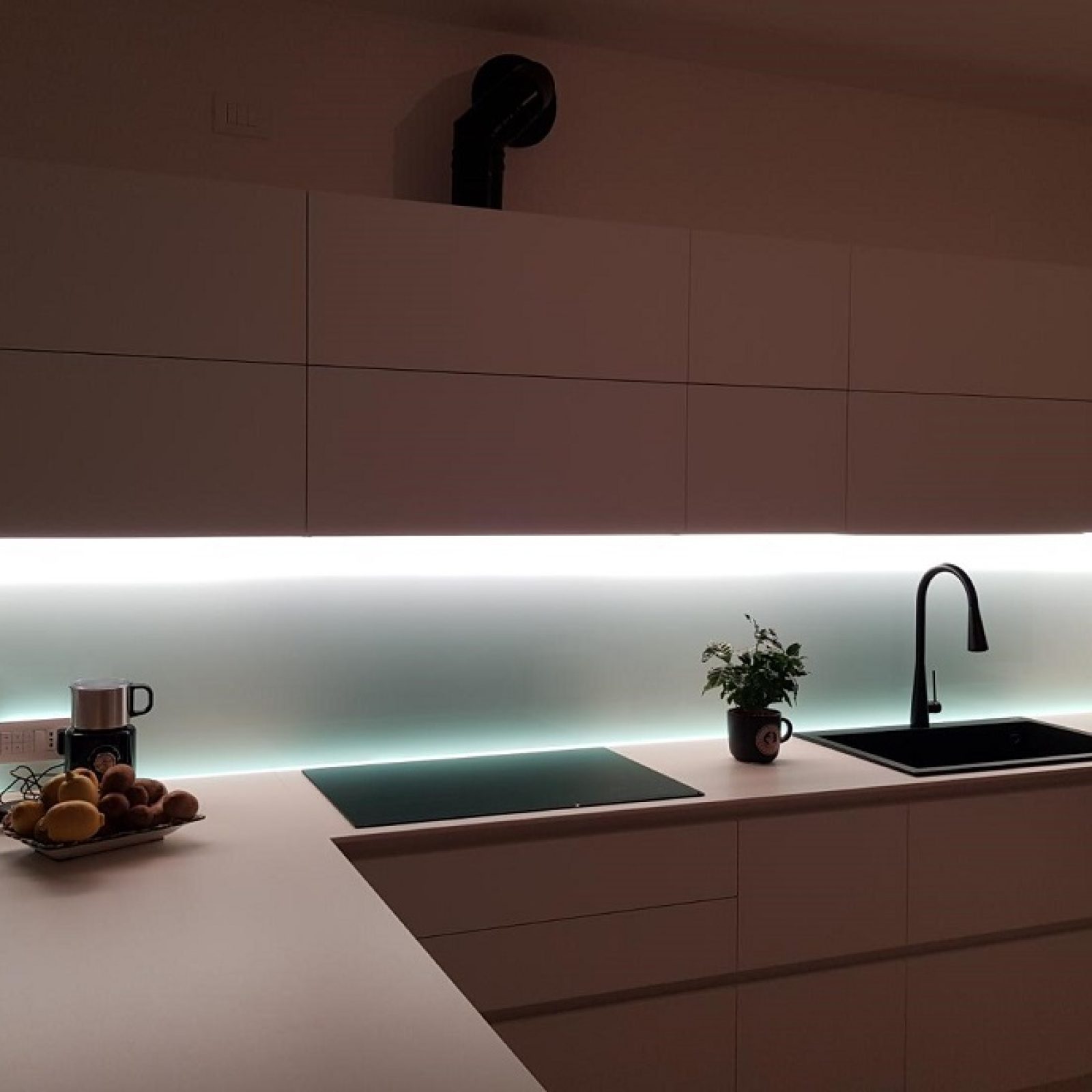 Schienale cucina in vetro temperato per un look minimalista e moderno
