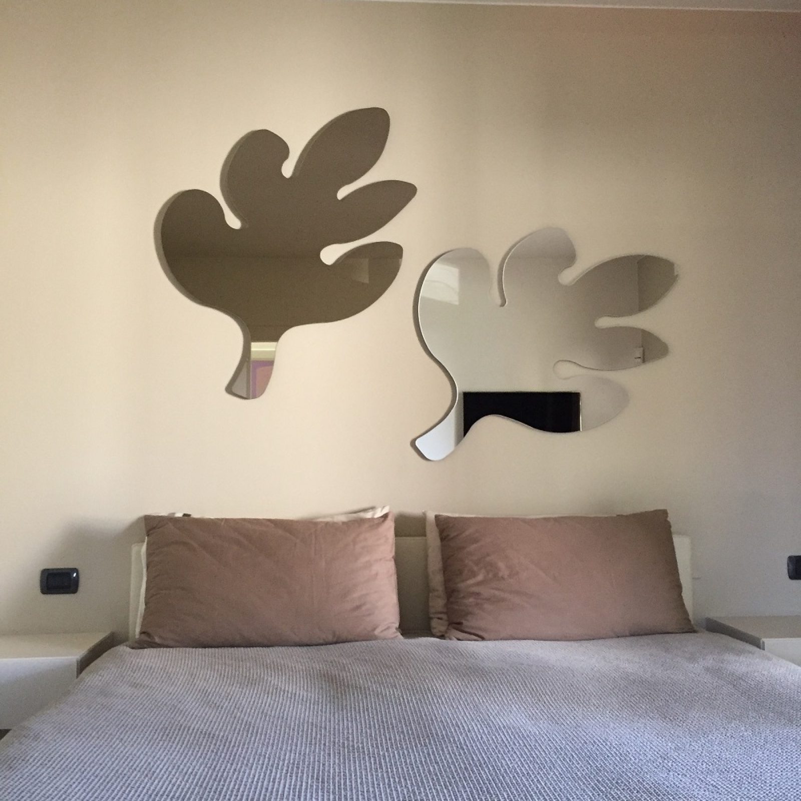 Specchi forma personalizzata su camera da letto
