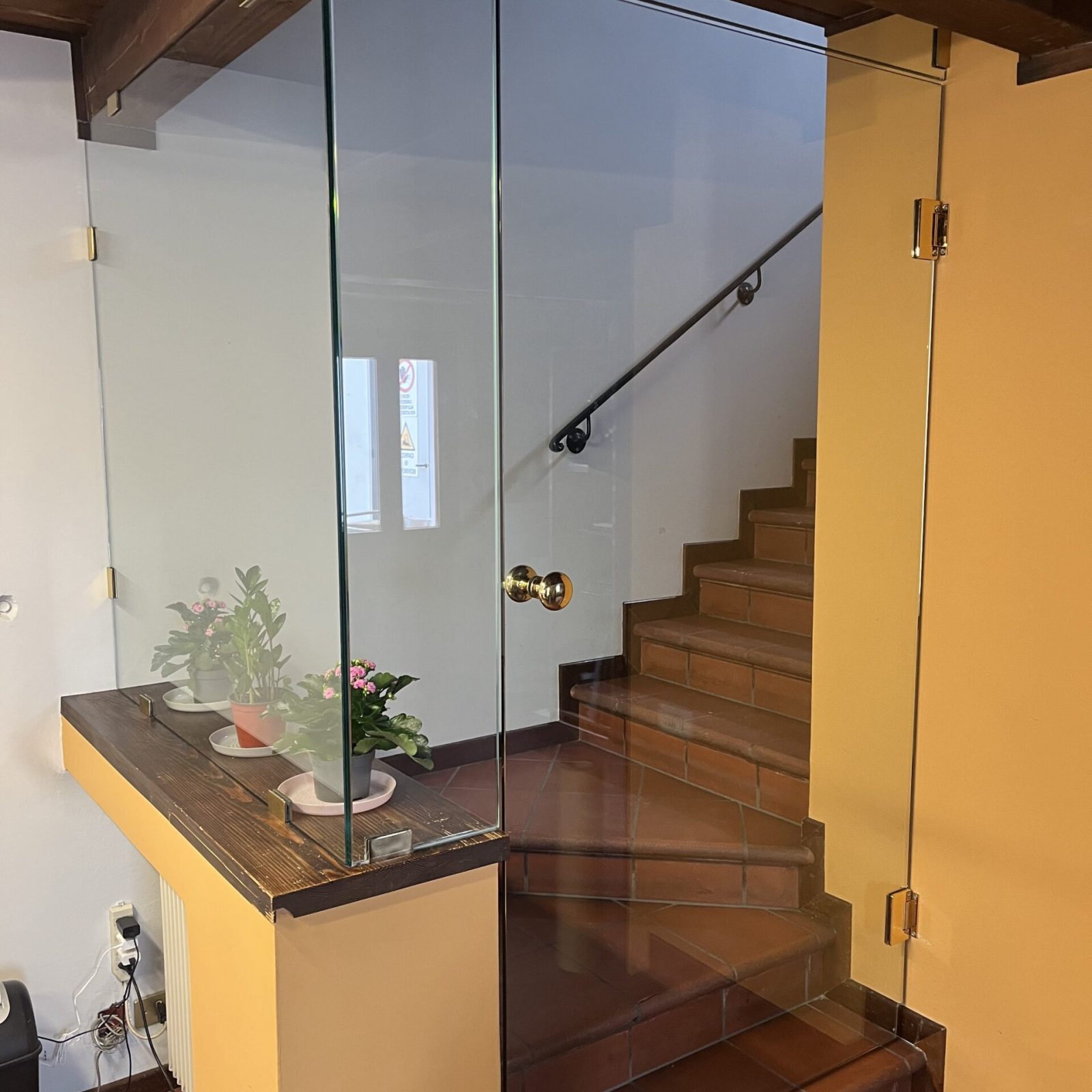 Porta in vetro su scale per isolamento